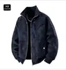 Jaqueta de motocicleta folgada e estilosa para outono e inverno, com gola alta, apresentando um design de patchwork desconstruído inspirado no streetwear americano e material de couro PU, adequada para homens e mulheres.