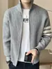 Outono/Inverno 2026 Novo Suéter Masculino com Gola Alta, Zíper e Blocos de Cor, Cardigã de Tricô Tendência Slim Fit, Roupa Externa, Moda Masculina