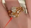 Lujo Ligero y Sentido de Alta Gama, Anillo de Huevo de Paloma Curvo Asimétrico Medieval Incrustado de Diamantes, Exquisito Anillo Conjunto Apilable Tres en Uno