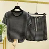Novo Conjunto de Verão Feminino Listrado com Gola Redonda e Manga Curta, Estilo Coreano, Shorts Esportivos Soltos Emagrecedores, Conjunto Casual de Duas Peças