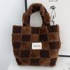Otoño e Invierno nuevo bolso de cubo de cuadros de felpa estilo coreano ins fresco bolso de mano versátil bolso peludo para niña