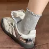 Calcetines cortos blancos con borde de volantes y corazón bordado para mujer, calcetines finos para primavera y verano, estilo coreano ins, calcetines blancos de malla transpirables hasta la mitad de la pantorrilla