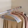 Cabide de Plástico para Roupas Casa Resistente Sem Costura Antiderrapante Suporte para Pendurar Roupas de Adulto Dormitório Suporte Largo para Ombros Cabideiro Atacado