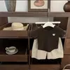 Nuevo conjunto de moda de venta caliente 2026 para niñas: camiseta estilosa de ajuste slim con estampado de dibujos animados de Hello Kitty y pantalones casuales color caqui