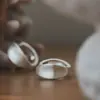 Pendientes de Aro de Metal Retro de Alta Calidad con Acabado Cepillado Aro Ligero de Lujo Elegante Anillo de Oreja Integrado con Placa para Repelente de Mosquitos Pinza para Oreja sin Agujeros para Mujer