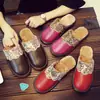Chinelos de Algodão Masculinos de Inverno para Casa Indoor Femininos Impermeáveis de Couro PU Sapatos de Confinamento Antiderrapantes Quentes Chinelos de Couro para Casal