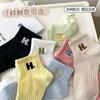 Meias Femininas de Cano Médio Estilo Coreano, Meias Esportivas Finas Anti-Odor para Primavera/Verão, Meias Bordadas com Letras Tendência Estilo Ins College