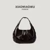 Bolso de mano nuevo de estilo coreano para mujer inspirado en la moda de motociclista, una pieza de moda retro de nicho y sofisticada, piel suave con detalles de remaches, adecuado para el uso diario.