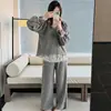 Nova coleção outono/inverno 602 # Conjunto de loungewear de chifon na cor pêssego para mulheres, com sutiã acolchoado, cor sólida simples e decote redondo com acabamento em renda