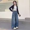 Calça Jeans Bordada com Coração para Meninas 2026 Outono Novo Estilo Calças Largas Slim para Crianças Médias e Grandes Calças Casuais de Perna Reta