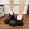 Sapatos femininos de couro estilo britânico, com sola grossa e aumento de altura, coleção outono 2026, mocassins plataforma com cadarços e bico redondo