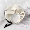 Bufanda de seda extra grande con cierre magnético de perlas para mujer, adecuada para combinar con camisas, un accesorio de cuello elegante y sofisticado para primavera y verano