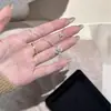 Nuevo Collar Colgante de Trébol de Cuatro Hojas para Mujer, Diseño de Lujo Ligero de Nicho con Incrustaciones de Diamantes, Accesorio de Moda y Tendencia