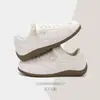 Zapatillas de entrenamiento blancas lechosas alemanas para mujer, de suela blanda, ligeras, zapatos blancos retro, zapatos casual de cuero versátiles para ir al trabajo de otoño 2026