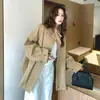 Trench coat estilo capa na cor cáqui para mulheres, nova coleção primavera/outono 2026, design estilo coreano com zíper, mangas compridas, cor sólida
