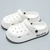 Nuevos Zapatos de Agujeros Gruesos Estilo Crocs para Hombre para Exteriores 2026, Antiolor, Antideslizantes, Material EVA Súper Suave, Media Pantufla de Punta Cerrada