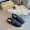 Zapatos planos de cuero vintage para mujer, nuevo estilo otoño 2025, zapatos negros de cuero con punta cuadrada, zapatos elegantes de nicho con borlas para mujer