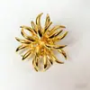 Anillo de Metal de Banda Ancha con Diseño de Nicho, Crisantemo Dorado, con un Toque de Lujo, Anillo Floral Barroco Vintage Estilo de Corte