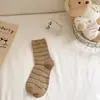 Meias de cor sólida estilo preppy cor Morandi listradas finas enroladas comprimento até o meio da panturrilha outono e inverno meias japonesas macias meias felpudas femininas