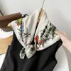 Bufanda de Seda Estilo Nuevo Primavera y Otoño, Pañuelo Cuadrado Pequeño Blanco Floral con Tacto de Algodón y Lino, Bufanda al por Mayor para Accesorios de Ropa