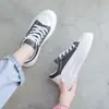 Zapatillas blancas para mujer con diseño de grulla de almohada blanca 2026 verano nuevo versión coreana versátiles zapatillas de suela gruesa populares zapatos de papá zapatos de moda de celebridad de internet