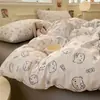 Novo conjunto de cama de quatro peças em gaze dupla jacquard com textura de nuvem, adequado para dormitórios de estudantes, incluindo lençóis, capa de edredom e fronhas.