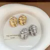 Pendientes de botón con patrón geométrico nuevo transfronterizos europeos y americanos, pendientes de estilo metálico, diseño de nicho, pendientes de tendencia de moda individual, accesorios para pendientes