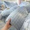 Juego de cuatro piezas de terciopelo de leche Clase A, adecuado para bebés y madres, se puede usar para dormir directamente, con vellón adicional y funda de edredón engrosada, cálido para otoño e invierno, juego de tres piezas