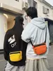 Bolso Pequeño Cruzado para Hombres y Mujeres, Nuevo de Moda Versátil Casual Moda Ins Deportes Estudiante Bolso de Lona Pequeño Bolso de Hombro