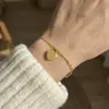 Pulsera de Acero Inoxidable con Forma de Corazón Estilo Nuevo Europeo y Americano Elegante con Forma de Corazón Popular en Ins para Mujer Moderna Pulsera Versátil de Lujo Ligero
