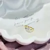Pendientes de alfiler rectos con forma de trébol de cuatro hojas, frescos y sencillos, clásicos y versátiles, con un diseño ligero y lujoso y cierre de borde.