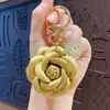 Llavero Colgante de Camelia de Cuero de Moda de Dibujos Animados Lindo Adorno para Bolso Accesorio de Coche Regalo al por Mayor