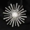 Broche alta sensación de moda nicho temperamento perla diamantes de imitación corsage gama alta Joker abrigo traje chal hebilla venta al por mayor