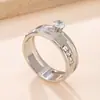 Anillo Popular Transfronterizo de Acero Inoxidable, Anillo de Pareja Moderno y de Alta Gama, Anillo de Diamantes Soldado de Doble Capa con Grabado de Marca y Seis Garras