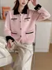 Elegante Cárdigan de Punto con Bloques de Color de Piel Sintética de Visón Estilo Nuevo Primavera 2026 Cuello Solapa Abrigo Suéter Estilo Chanel para Mujer Moderno