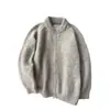 Cardigã de tricô redondo de alta qualidade, estilo americano, para homens, apresentando um visual outonal relaxado e casual com um toque de elegância old-money.
