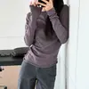 Camiseta de manga larga de alta gama en color gris-púrpura estilo coreano para mujer, colección de otoño, con diseño de dobladillo enrollado, corte holgado, efecto adelgazante y una textura fina similar al papel