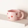 Caneca de cerâmica minimalista pintada à mão com motivos florais e creme, caneca de alto valor para uso doméstico, caneca de chá de verão, caneca criativa
