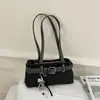 Bolsa de ombro feminina com design único 2026 nova bolsa vintage com fivela de cinto para sob o braço para mulheres, bolsa estilosa de motociclista, bolsa baguette