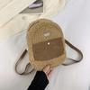 Mochila japonesa de lana de cordero, ligera y versátil, ideal para otoño e invierno.