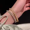 Pulseira de Diamantes Cintilantes Escovados de Luxo Leve Europeia e Americana de Alta Qualidade para Mulheres, Pulseira Personalizada Retrô Exquisita, Joia de Mão Única Simples e Versátil