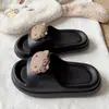 Pantuflas de gato KT lindas y de dibujos animados, a la moda y versátiles para mujer, adecuadas para usar al aire libre en verano, sandalias de suela suave EVA para dormitorio de estudiante