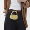 Mini bolsa de camurça para mulheres, novo estilo 2026, retrô e única, pequena bolsa tote com alça de corrente, exalando uma sensação de luxo.