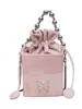 Bolso Pequeño Moderno y de Moda 2026 Nuevo Diseño Versátil Bolso Cruzado con Cadena de Perlas Bolso Cubo de Hombro Único para Viajes