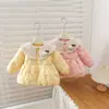 Jaqueta acolchoada feminina outono e inverno gola de boneca Kitty fofa jaqueta pequena de algodão para bebê menina doce fina de algodão roupas de algodão
