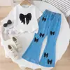 Conjunto infantil exclusivo transfronterizo de INS: Camiseta de manga corta con pajarita + pantalones acampanados azules, elegante y a la moda, directamente de la fábrica original