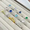 Anel Aberto de Luxo Leve para Mulheres Moda Pedra Colorida Incrustada com Diamante Anel de Dedo com Personalidade Material de Alta Qualidade Acessórios Estilo Ins