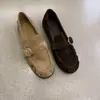 Outono de 2026 Novo Retro Camurça Bico Redondo Pregas Tira com Fivela Única Mocassins Rasos Sapatos Planos Individuais Femininos ~