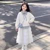 Conjunto casual y a la moda de dos piezas para niñas, que presenta una blusa a rayas con cuello y detalles de patchwork, y una falda lisa de encaje, perfecta para un look moderno.