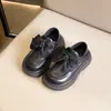 Sapatos pequenos de couro para meninas, nova coleção primavera/outono 2026, sapatos de princesa para crianças, mocassins estilo britânico, tamanhos médios e grandes, com detalhes de laço